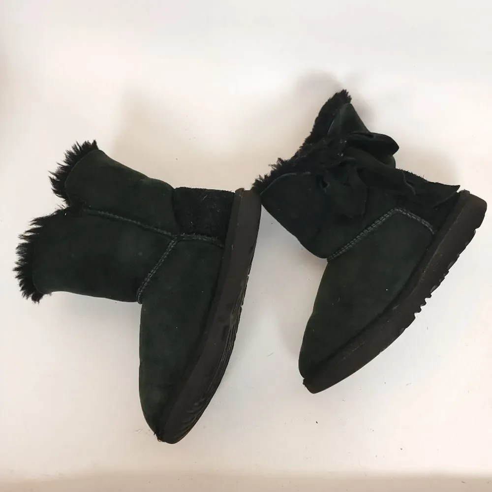 UGG Girls Mini Bailey Bow II Boots Black Sheepskin Water Resistant Youth Size 2